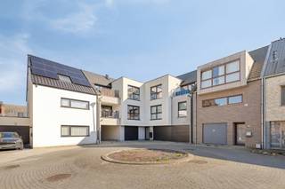 Ben je op zoek naar een instapklaar appartement in het centrum van Denderleeuw op wandelafstand van het station? Zoek niet verder! Dit appartement...