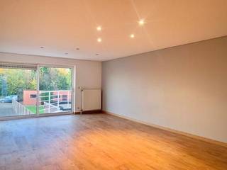 <strong>Triplex appartement met 3 slaapkamers en een garagebox te huur in Tessenderlo centrum</strong><br /><br />In het bruisende centrum van Tessenderlo vinden we dit leuke appartement te huur. De centrale ligging biedt heel wat voordelen: winkels, supermarkten, scholen, horeca en openbaar vervoer bevinden zich op wandelafstand. De op- en afrit van de E313 bevindt zich op slechts enkele minuutjes rijden.<br /><br />Het appartement is gelegen op de eerste verdieping. We betreden het appartement via de inkomhal die uitgeeft op de ruime leefruimte (30m²). Aansluitend aan de leefruimte bevindt zich de keuken voorzien van een kookvuur (inductie) met dampkap, een combi microgolfoven, een koelkast en een vaatwasser. Naast de keuken bevindt zich een berging met aansluitingen voor de wasmachine en droogkast. De woonkamer kijkt uit op een klein terrasje.<br /><br />Op de eerste verdieping van het appartement bevinden zich twee slaapkamers (14m² en 9,4m²) en de badkamer. De badkamer werd ingericht met een inloopdouche, een dubbele lavabo en een toilet. Op de tweede verdieping is er nog een masterbedroom (20,6m²).  <br /><br />Voor het parkeren van de wagen is er een bijhorende garagebox achteraan het gebouw.<br /><br />De maandelijkse huurprijs bedraagt 895 euro per maand en er zijn geen bijkomende gemeenschappelijke kosten. Het appartement is beschikbaar vanaf 1 april 2026.<br /><br />Heeft u interesse? Contacteer ons dan via info@bosmanvastgoed.be voor meer informatie of een bezoek ter plaatse. Wij helpen jullie graag verder!