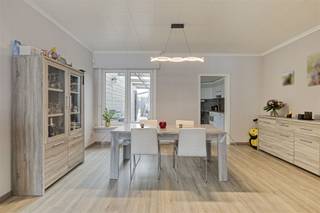 In het centrum van het bruisende Stekene, vindt u deze charmante woning met zonnige Zuid-West gerichte tuin. Het gelijkvloers omvat een inkomhal, een...