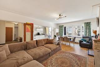We stellen u dit appartement van 86 m² volgens EPC voor, gelegen op de 1e verdieping van een gebouw van 5 verdiepingen met lift, ideaal gelegen in Laken, Joseph-Benoit Willemsplein 54, in de nabijheid van openbaar vervoer, winkels en scholen,… . Het appartement, dat gerenoveerd werd in 2022, bestaat uit een woonkamer (30 m²), 2 slaapkamers, een open ingerichte keuken, een vernieuwde douchekamer en balkon (2 m²). Mogelijkheid om een garagebox afzonderlijk aan te kopen. Collectieve gasverwarming. Elektriciteit niet conform. EPC: G. Lasten: ± 360 €/maand (gemeenschappelijke kosten + privatieve verwarming). Momenteel verhuurd. Onroerende voorheffing: ± 1250 €. We verkopen eveneens 2 tweeslaapkamerappartementen waaronder 1 met garagebox en 1 drieslaapkamerappartement op de eerste verdieping. Alle 4 appartementen zijn verhuurd. Ideaal VOOR IEDEREEN.