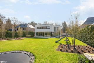 In een doodlopende straat, midden in het groene en kindvriendelijke Oud-Turnhout, bevindt zich deze bijzonder energiezuinige moderne villa op een mooi perceel van 1.087 m². Deze woning, gebouwd in 2018, combineert luxe, comfort en een overvloed aan natuurlijk licht, en vormt de ideale thuisbasis voor een gezin. Met een EPC-waarde van slechts 17 kWh/m² en een E-peil van 11 is dit bovendien een uitzonderlijk energiezuinige woning.<br /><br />De villa: <br /><br />Via de inkomhal aan de zijkant van de villa komt u binnen in een woning waar licht en ruimte centraal staan. De inkomhal beschikt over een apart gastentoilet en een praktische berging, en geeft toegang tot de sfeervolle leefruimtes.<br /><br />De open leefkeuken is een echte blikvanger, met een ruim Corian keukeneiland, een gezellige eethoek en een prachtig zicht op de tuin. De keuken is luxueus afgewerkt en uitgerust met alle moderne toestellen, waaronder drie ovens, een inductiekookplaat, vaatwasser en een koelkast.<br /><br />Aansluitend bevindt zich de lichtrijke zithoek, waar grote raampartijen zorgen voor een aangename connectie met buiten. Vanuit de woonkamer leidt de trap naar de bovenverdieping.<br /><br />Op de verdieping vindt u een ruime overloop met bureauruimte, twee kinderslaapkamers, een stijlvolle douchekamer met lavabo en ruime inloopdouche, en een royale masterbedroom met ingebouwde dressing en open badkamer. Deze badkamer is uitgerust met een strak lavabomeubel, een inloopdouche en een ligbad, afgewerkt met elegant Vola-kraanwerk. Verder is er op deze verdieping nog een apart toilet en een praktische technische berging.<br /><br />Daarnaast beschikt de woning over een ruime kelder, ideaal als hobbyruimte, bureau of voor een andere invulling.<br /><br />De tuin: <br /><br />Via de grote schuiframen in de leefruimte bereikt u het prachtige terras en de tuin, waar u in alle rust kunt genieten van het groen. Achteraan op het perceel bevindt zich bovendien een bijgebouw van ca. 40 m², momenteel nog in aanbouw.<br />Carport met plaats voor 2 auto's en fietsenberging aan de voorzijde van de villa. <br /><br />Bijzonderheden: <br />- Moderne villa gebouwd in 2018<br />- Uitzonderlijk energiezuinig: E-peil 11 / EPC 17 kWh/m²<br />- Verwarming dmv warmtepomp<br />- Zonnepanelen<br />- Airco<br />- Ruime kelder met tal van mogelijkheden<br />(hobbyruimte, bureau, vrij beroep of nevenfunctie, rekening houdend met de verkavelingsvoorschriften)