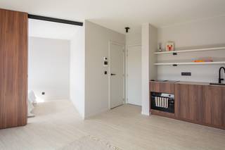 Volledig vernieuwde appartementen op een toplocatie aan het UZ Gent!<br />Bent u op zoek naar een volledig vernieuwd appartement met slaaphoek vlakbij het UZ Gent? <br />Dan is dit zeker iets voor u! <br /><br /><u><strong>Voor meer info elisa@ocvastgoed.be of 0468 45 65 26! </strong></u><br /><br /><strong>REEDS 75% VERKOCHT </strong><br /><br />Wij bieden in dit project 14 appartementen aan op een absolute A-locatie bij het UZ Gent, met een onmiddellijke verbinding naar alle belangrijke invalswegen. Van hippe studio’s en 1-slaapkamer appartementen tot de ruime 2-slaapkamer appartementen.<br /><br /><u><strong>Troeven: </strong></u>
<ul>
	<li>Volledig vernieuwd: De uitstraling en het comfort van nieuwbouw dankzij een totaalrenovatie.</li>
	<li>Kwaliteitsmaterialen: Voorzien van prachtige parketvloeren en een op maat gemaakte keuken.</li>
	<li>Optimaal comfort: Het gebouw beschikt over een lift.</li>
	<li>Mobiliteit: Mogelijkheid tot aankoop van een garageplaats en veilige stallingen voor fietsen.</li>
</ul>
Bent u benieuwd naar de verschillende types en prijzen? Wacht niet te lang en plan vandaag nog uw bezoek aan deze toplocatie!<br /><br />Bruikbare vloeroppervlakte (opgemeten volgens EPC van specifieke studio huisnr. 190): 41 m2.<br /><br />Stedenbouwkundige inlichtingen: bouwvergunning, woongebied,  voorkooprecht, geen gerechtelijke herstelmaatregel of bestuurlijke maatregel opgelegd.<br />Geen overstromingsgevoelig gebied. P-score = A, G-score = A, geen renovatieverplichting<br />Elektriciteit conform <br />EPC: 111 kWh (B) 