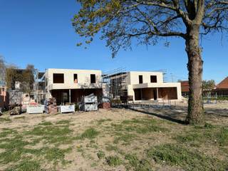 <p>Drie exclusieve nieuwbouwvilla’s waar luxe en hedendaagse architectuur elkaar perfect aanvullen.</p>
<p>De woningen scoren zeer goed qua energiezuinigheid (E-peil max E19) dankzij de <strong>geothermische warmtepompen </strong>met vloerverwarming, <strong>zonnepanelen</strong>, <strong>superisolerende hoogrendements dubbele beglazing,</strong> vloer- muur- en dakisolatie, <strong>ventilatie type D</strong>,…</p>
<p><strong>Troeven van dit project:</strong></p>
<ul>
<li><strong>BEN-woningen (Bijna-EnergieNeutraal)</strong> – energiezuinig wonen met lage energiekosten en toekomstgerichte woonkwaliteit</li>
<li><strong>Rustige ligging</strong> – op fietsafstand van het centrum van Maldegem</li>
<li><strong>Strakke architectuur</strong> – moderne open bebouwingen met een stijlvol plat dak</li>
<li><strong>Ruimte voor het hele gezin</strong> – 4 slaapkamers en 2 badkamers</li>
<li><strong>Aangenaam samenleven</strong> – open keuken met aansluitende berging en een ruime leefruimte met grote raampartijen en zicht op de tuin</li>
<li><strong>Ideaal voor thuiswerk</strong> – aparte bureauruimte</li>
<li><strong>Praktisch comfort</strong> – inpandige garage</li>
<li><strong>Duurzame technieken</strong> – zonnepanelen, warmtepomp en vloerverwarming (uitgezonderd garage en bergingen)</li>
<li><strong>Kwalitatieve materialen</strong> – luxueuze, onderhoudsvriendelijke en stijlvolle afwerking</li>
<li><strong>Afwerking naar keuze</strong> – afhankelijk van de bouwfase kan u nog persoonlijke keuzes maken</li>
<li><strong>Instapklaar</strong> – volledig afgewerkt bij oplevering</li>
</ul>
<p>De prijzen van de woningen <strong>starten vanaf €590.000 (excl. kosten).</strong></p>
<p><strong>Extra voordeel:</strong> aankoop mogelijk aan <strong>6% btw</strong>, mits voldaan aan de wettelijke voorwaarden.</p>
<p>Bent u op zoek naar<strong> een moderne, energiezuinige villa in Maldegem?</strong> Neem gerust vrijblijvend contact met ons op voor meer informatie of een plaatsbezoek via 050/73.73.73 of via info@bonnevastgoed.be</p>
