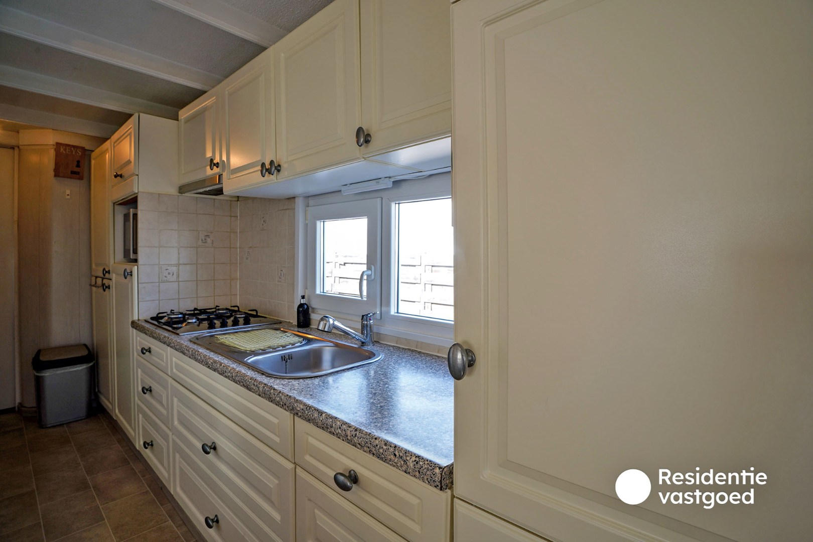 Goed verzorgde stacaravan op 900m van zee in Domein Polderpark te Nieuwpoort, op een stuk privé grond van 128m². - foto 5