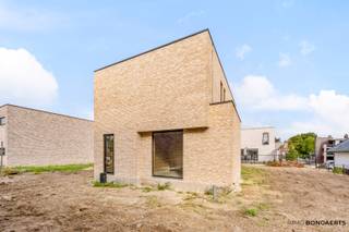 Deze halfopen nieuwbouwwoning is gelegen op een perceel van 4a68ca langs de Keuveldstraat, een doodlopende straat in het centrum van Meeuwen (Oudsbergen). Alle basisvoorzieningen zoals winkels, scholen, openbaar vervoer en sportfaciliteiten zijn op wandelafstand terug te vinden. <br /><br />De woning is als volgt ingedeeld: <br />- Gelijkvloers met inkomhal, apart toilet, woonkamer met open keuken en wasplaats/berging. <br />- Verdieping met nachthal, 3 slaapkamers, badkamer en technische ruimte. <br /><br />De woning wordt Casco+ opgeleverd en volledige afwerking is eveneens mogelijk. <br /><br />Grond 150.000 EUR + 12% verkooprechten = 168.000 EUR <br />Constructie 229.000 EUR + 21% BTW = 277.090 EUR <br />TOTAALPRIJS CASCO+ = 445.090 EUR <br /><br />Aarzel niet om ons te contacteren voor meer info of een vrijblijvend bezoek ter plekke om alle troeven te ontdekken.