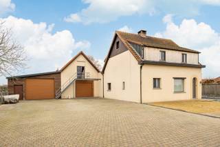 INDELINGGELIJKVLOERSInkomhal met trap naar de verdieping. Woonkamer met veel lichtinval, ingedeeld in eethoek en salon en voorzien van ingemaakte...