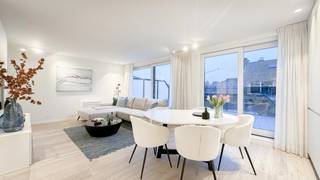 <p><strong>Volledig gerenoveerd PENTHOUSE met 2 ruime zonneterrassen, op enkele stappen van de ZEEDIJK en het Van Bunnenplein</strong></p>
<p>Dit exclusieve penthouse biedt een perfecte mix van luxe, comfort en lichtinval, ideaal gelegen in het hart van Knokke.</p>
<p><strong>Indeling:</strong><br />Bij binnenkomst verwelkomt de inkomhal u met een gastentoilet. De lichtrijke leefruimte, met een indrukwekkende gevelbreedte, sluit naadloos aan op een moderne open keuken, uitgerust met alle hedendaags comfort. De gezellige eethoek leidt naar een prachtig terras van maar liefst 27m², waar u geniet van zijdelings zeezicht en volop zon.</p>
<p>Achteraan bevinden zich twee ruime en volwaardige slaapkamers, elk voorzien van ingemaakte kasten en een eigen en-suite doucheruimte. Beide kamers bieden toegang tot het tweede zonnige terras van 22m², een ideale plek om te ontspannen in alle rust.</p>
<p><strong>Een instapklaar penthouse op een toplocatie, dat een bezoek meer dan waard is!</strong></p>