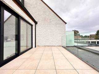Ruim en nieuw duplex-appartement in de Dorpsstraat te Knokke - Westkapelle. Er zijn drie slaapkamers en een groot zonneterras. Een mooie...