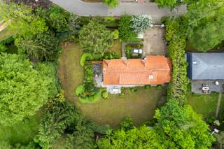 Gelegen nabij het kasteel van ’s-Gravenwezel bevindt zich deze elegante villa, uitstekend gelegen in een groene en residentiële omgeving met een zeer vlotte bereikbaarheid. Scholen, openbaar vervoer en de centra van zowel ’s-Gravenwezel als Schilde bevinden zich op korte afstand, terwijl de omliggende natuur een ideale omgeving vormt voor wandel-, fiets- en sportliefhebbers.<br />Deze villa combineert ruimte, licht en een uitzonderlijk potentieel op een gegeerde locatie.<br /><br /><strong>Indeling</strong><br />Via de ruime inkomhal met gastentoilet en vestiairegedeelte wordt u verwelkomd in de woning. Vanuit de hal heeft u toegang tot de verschillende leefruimtes, waaronder de bureauruimte, de keuken en de woonkamer.<br /><br />De lichtrijke woon- en eetkamer geniet dankzij de grote raampartijen van een prachtige connectie met de tuin en een overvloed aan natuurlijk licht. De groene omgeving vormt hier een rustgevend decor dat de leefruimtes een bijzonder aangename sfeer geeft.<br /><br />Aansluitend bevindt zich de volledig uitgeruste keuken met aanpalend een praktische berging, die rechtstreeks toegang biedt tot de dubbele inpandige garage.<br /><br />Zowel via de woonkamer als via de keuken bereikt u de prachtig aangelegde tuin met ruim terras en zonnetent, een heerlijke plek om te genieten of gasten te ontvangen.<br /><br />Op de eerste verdieping bevinden zich vijf slaapkamers en twee badkamers, wat deze woning bijzonder geschikt maakt voor grotere gezinnen of wie extra ruimte wenst voor bureau of hobby’s.<br />Tot slot beschikt de woning nog over een praktische opbergzolder en een kruipruimte onder de volledige woning.<br /><br />Een eigendom die rust, ruimte en woonkwaliteit combineert op een absolute toplocatie, met bovendien de mogelijkheid om deze villa verder naar eigen smaak en hedendaagse normen te verfijnen.<br /><br /><strong>Bijzonderheden</strong><br />+ Te moderniseren villa met uitzonderlijk potentieel<br />+ Zonnige oriëntatie<br />+ Uitstekende en groene ligging<br />+ 5 slaapkamers en 2 badkamers<br />+ Dubbele inpandige garage<br />+ Prachtig aangelegde tuin met terras