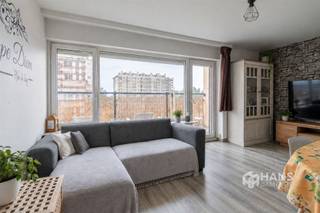 <p><span>Op de Potvlietlaan woon je net buiten de Singel, op een centrale en vlot bereikbare locatie in Berchem. Naast het gebouw zorgen een ruim grasveld en een speeltuin voor een aangename, groene toets – ideaal voor gezinnen met kinderen. Ook qua bereikbaarheid zit je hier goed: openbaar vervoer en velo-stations bevinden zich vlakbij en met de wagen bereik je vlot de belangrijkste invalswegen. Zo combineer je een rustige woonomgeving met de nabijheid van de stad.</span></p><p><span>Het appartement bevindt zich op de negende verdieping, waardoor je geniet van veel natuurlijke lichtinval en een open uitzicht. Het geheel verkeert in degelijke staat, maar biedt tegelijk de mogelijkheid om het naar eigen smaak te moderniseren. Het dak is conform geïsoleerd en circa vijf jaar geleden werden nieuwe PVC-ramen geplaatst. De verwarming is collectief op gas. Momenteel is het appartement verhuurd aan €875/maand, inclusief €200 vaste kosten.</span></p><p><span>Je komt binnen in de aparte hal, waar een praktische ingemaakte vestiairekast voorzien is. Van hieruit bereik je de verschillende ruimtes. Vooraan bevindt zich de lichtrijke woonkamer (20 m²), vanwaar je rechtstreeks het zuidoostgerichte terras van 9 m² bereikt. Een fijne extra buitenruimte waar je dankzij de hoge ligging bovendien van een mooi open zicht geniet.</span></p><p><span>De aparte keuken (6 m²) is voorzien van de nodige basisuitrusting. Verder beschikt het appartement over twee slaapkamers van respectievelijk 9 m² en 11 m². De badkamer is praktisch ingericht met een douchecabine en lavabomeubel en het toilet is apart.</span></p><p><span>Tot slot staat er nog een privatieve kelderberging ter beschikking en is de autostaanplaats verplicht mee aan te kopen.</span></p><p><span>Een lichtrijk appartement met twee slaapkamers, een ruim terras én alle mogelijkheden om het helemaal naar eigen smaak in te richten. Kom jij het potentieel ontdekken?</span></p><p><span>Bewoonbare opp. 58 m² ref.: bruto vloeropp. EPC. Voor meer info of een gratis schatting surf naar www.hansimmo.be</span></p><p><span> </span></p>