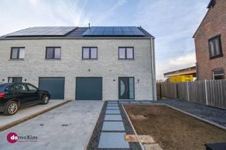 Energiezuinige woning met 4 slaapkamers op centrale locatie in Kampenhout Via de inkomhal met apart toilet kom je binnen in de grote leefruimte met...