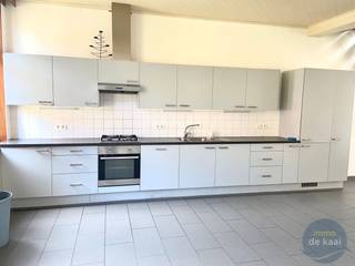 Bovenhuis gelegen in het hart van Nieuwpoort. Geniet hier van een uiterst ruim appartement met een huisgevoel. Gelegen in het commercieel centrum op...