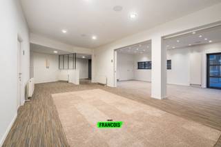 Deze veelzijdige eigendom te Godveerdegem biedt een zeldzame kans om comfortabel te wonen én je professionele dromen waar te maken. Ideaal...