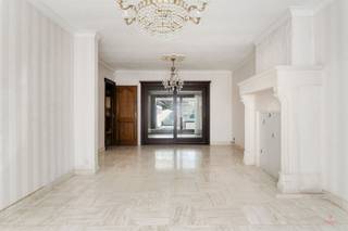 <p><span>Gezinswoning met 3 slaapkamers en garage in een rustige, kindvriendelijke straat in Sint-Baafs-Vijve</span></p><p><span>Deze ruime gezinswoning van 159 m² ligt in een rustige, kindvriendelijke straat in Sint-Baafs-Vijve. Ze heeft drie slaapkamers, een garage en achteraan een doorgang naar een speelpleintje. Een fijne thuis voor een jong gezin.</span></p><p><span>INDELING</span><span><br />Gelijkvloers: inkomhal, lichtrijke leefruimtes met zit- en eethoeken, keuken, apart toilet en toegang tot de kelder. Via de keuken bereik je het terras, de berging en de garage.<br />Eerste verdieping: nachthal, drie slaapkamers en een badkamer met lavabo, toilet en douche.<br />Zolder: zolderruimte, bereikbaar via een trapluik in de nachthal.</span></p><p><span>TROEVEN</span></p><ul><li><span>Garage achteraan met uitweg</span></li><li><span>Rechtstreekse toegang tot een speelpleintje, ideaal voor gezinnen met kinderen</span></li><li><span>Rustige, kindvriendelijke ligging</span></li><li><span>Label D is haalbaar met één eenvoudige ingreep: De woning heeft EPC-label E en valt onder de renovatieplicht. Volgens het EPC-attest kun je het vereiste label D al behalen door het dak te isoleren. </span></li></ul><p><span>Wil je zelf ontdekken wat deze woning allemaal te bieden heeft? Neem gerust contact op via 0474 86 04 52 of <span>ellen@heritagevastgoed.be</span></span><span>.</span></p><p><span>TECHNISCHE INFO</span></p><ul><li><span>EPC: 427 kWh/m²/jaar | label E | renovatieplicht van toepassing</span></li><li><span>Stedenbouwkundige info: Wg | Vg | Gmo | Gvkr | Gvv</span></li><li><span>Watertoets: perceelscore A | gebouwscore A</span></li><li><span>De vermelde oppervlakte is de bruikbare vloeroppervlakte volgens het EPC-attest</span></li></ul>