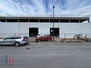 Uitstekend gelegen magazijnruimte van 533 m² te huur in Destelbergen. De site bevindt zich op een toplocatie, vlak naast de <strong>R4 </strong>op- en afrit Destelbergen en op slechts 2 km van de <strong>E17</strong>. Met directe verbinding naar de E17 & E40 geniet de loods van een vlotte bereikbaarheid richting Gent, Antwerpen, Brussel en omliggende steden.<br /><br />De loods betreft 386 m² op het gelijkvloers en is voorzien van een <strong>7 meter vrije hoogte</strong>, één automatische sectionale poort en een polybetonvloer. Bovendien is er nog een <strong>mezzanine </strong>aanwezig van 147 m², ideaal als extra opslag of als kantoor/showroom. Sanitaire voorziening is aanwezig in het magazijn. Tevens is er de mogelijkheid tot het bij huren van parkeerplaatsen.<br /><br /><strong>Verwachte oplevering: juli 2026 </strong>(onmiddellijk beschikbaar bij oplevering).<br /><br />Contacteer <strong>PANORAMA B2B</strong> voor bijkomende (technische) inlichtingen, plannen of een vrijblijvend plaatsbezoek via <strong>0477 06 30 30</strong>.