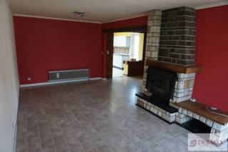 Rustig gelegen HOB met 3 slpk, tuin en garage te Veltem!<br /><br />Bent u op zoek naar een gezinswoning met 3 slaapkamers en een aangename tuin met talloze voorzieningen binnen handbereik? Deze woning is gelegen in een kindvriendelijke en autoluwe omgeving nabij het centrum, winkels en sportfaciliteiten. <br /><br />Binnenin wordt u verwelkomd in de inkomhal met apart gastentoilet. Verder bereikt u de ruime leefruimte die in directe verbinding staat met de ruime keuken met eetplaats. Het gelijkvloers beschikt verder nog over een praktische (koele) berging en een aparte garage, wat zorgt voor extra opslagruimte. <br /><br />Op de eerste verdieping vindt u 3 volwaardige slaapkamers, alsook een badkamer die is uitgerust met een lavabo en een douche-in-bad. <br /><br />Buiten geniet u van een heel aangename en zonnige charmante tuin, waar het heerlijk vertoeven is in de zomer! <br /><br />De woning is tevens ook nog voorzien van een zolder (zonder vaste trap) alsook een kelder. <br /><br />De EPC-waarde bedraagt 693 kWh/m² (Label F - Renovatieplicht)! <br /><br />Troeven: <br />+ Rustige en kindvriendelijke locatie te Veltem! <br />+ Nabijheid van centrum / winkels / sportfaciliteiten <br />+ 3 slaapkamers <br />+ Charmante en aangename tuin <br />+ Garage <br /><br />Hebt u interesse in deze woning te Veltem? <br />Contacteer ons via info@debaco.be of bel ons op 014/73.77.77 voor een bezoek ter plaatse!