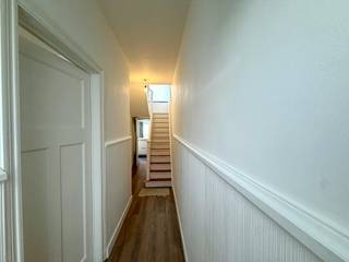 Vous recherchez une maison prête à emménager dans le cœur animé du Limbourg ? Cette maison récemment rénovée à louer à Hasselt offre tout le confort, l'espace et une excellente accessibilité. Grâce à son emplacement idéal dans la Bosstraat, vous vivez ici à quelques pas des écoles, des magasins, des restaurants et des transports en commun, tout en profitant d'un cadre de vie calme et économe en énergie chez vous.<br /><br />Disposition :<br /><br />Rez-de-chaussée : <br /><br />- Hall d'entrée<br />- Cuisine <br />- salle à manger<br />- salon <br />- rangement <br />- Salle de bain<br />- Toilette<br />- Jardin/Terrasse <br /><br />Étage +1 : <br /><br />- salle de nuit<br />- 2 chambres <br /><br />Étage +2 : <br /><br />- 1 chambre (chambre mansardée) <br /><br />Le moyen le plus rapide pour visiter cette propriété ? Demandez votre visite via le bouton rouge de notre site Web (www.dewaele.com).<br /><br />Les rendez-vous ne peuvent pas être pris par téléphone. Si vous avez d'autres questions, vous pouvez nous contacter par téléphone au 011 30 50 50.<br /><br />À bientôt