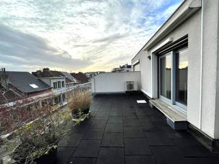Ontdek deze knusse studio/penthouse, ideaal gelegen in het hart van Strombeek, nabij alle voorzieningen. Gelegen op de 3e verdieping met lift tot...