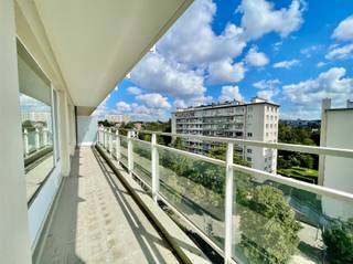 <p>Dit ruim en te renoveren appartement bevindt zich op de zevende verdieping in een goed onderhouden residentie genaamd "Parc Charlemagne" in een rustige en residentiële omgeving! Dit appartement, met een netto bewoonbare oppervlakte van 70 m², is ingedeeld met een inkom, een lichtrijke woonkamer met een sierhaard, een aparte keuken, een nachthal met inbouwkasten, één volwaardige slaapkamer, een gastentoilet en een badkamer met een bad en een wastafel. Elke ruimte kijkt uit op het riante privatieve terras van 19 m², waar u dagelijks kan genieten van de rustgevende zonsopgang en het fantastische uitzicht over Brussel! Ideaal als eerste bewoning, alsook voor mensen die op zoek zijn naar een waardevaste belegging met vaste maandelijkse huurinkomsten. Het appartement is vrij bij akteverlijding! Er is een kelderberging inbegrepen in de verkoopprijs en het is mogelijk om een inpandige garagebox aan te kopen aan 35.000€. Dit eigendom is uitstekend gelegen tussen het "Jacques Brelpark" en het "Wolvendaalpark", nabij het openbaar vervoer, handelscentrum, supermarkten, enz... Bijkomende pluspunten van deze locatie zijn de snelle verbindingen met de kleine Brusselse Ring en de autosnelwegen E40/E19. Contacteer Frederik vrijblijvend voor meer informatie of een eerste bezoek op +32 498 476 221 / frederik@immo-time.be.</p>