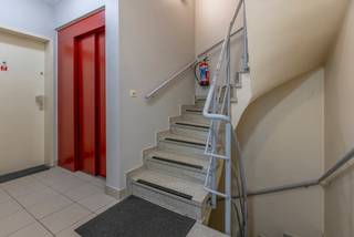 <p>Ontdek dit verzorgde appartement met twee slaapkamers in Anderlecht, gelegen op de derde verdieping van een goed onderhouden residentie met lift. Dankzij de strategische ligging op wandelafstand van het Westland Shopping Center, openbaar vervoer en verschillende parken, combineert deze woonst comfort, bereikbaarheid en een groene omgeving.</p><p>Bij het binnenkomen van het appartement kom je in de inkomhal die toegang geeft tot de verschillende ruimtes. De indeling is praktisch en zorgt voor een vlotte circulatie doorheen de woning.</p><p>De ruime woonkamer vormt het centrale leefgedeelte van het appartement en geniet van een aangename lichtinval. Aansluitend bevindt zich de volledig geïnstalleerde keuken, die voorzien is van alle nodige comfort. Naast de keuken is er een berging of wasplaats met aansluitingen voor wasmachine en droogkast, wat zorgt voor extra functionaliteit in het dagelijks gebruik.</p><p>Het appartement beschikt over twee slaapkamers van 13,82m² en 9,44m². Deze kamers bieden voldoende ruimte voor een gezin, een koppel of wie extra ruimte wenst voor een bureau of hobbykamer.</p><p>De badkamer is uitgerust met een ligbad en douche, wat zorgt voor extra comfort. Daarnaast is er een apart toilet aanwezig.</p><p>Een belangrijke troef van dit appartement is dat een ondergrondse autostaanplaats en een privatieve kelder inbegrepen zijn in de verkoopprijs. Dit biedt niet alleen parkeergemak, maar ook extra opbergruimte.</p><p>De ligging in Anderlecht is bijzonder interessant. Het appartement bevindt zich op wandelafstand van het Westland Shopping Center en verschillende mogelijkheden voor openbaar vervoer, waardoor je vlot verbinding hebt met Brussel en omliggende gemeenten. Daarnaast geniet je van een groene omgeving met nabijgelegen parken zoals het Astridpark, Bospark en Albertpark, ideaal voor ontspanning en recreatie.</p><p>Dit appartement is een interessante opportuniteit voor wie op zoek is naar een goed gelegen en praktisch ingedeelde woonst met alle voorzieningen binnen handbereik.</p><p>Interesse om dit appartement te ontdekken. Contacteer ons voor meer informatie of een bezoek.</p>
