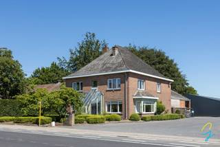 <p>Deze statige burgerwoning werd gebouwd in 1957 en kreeg een grondige renovatie in 1985. Ligging langs de gewestweg Wetteren - Dendermonde te Schellebelle.<br />Een goede handelsligging, ruimte voor vrij beroep of kantoren én een loods/garage van meer dan 150m². Dit in combinatie met een grote gezinswoning, moderne opengewerkt interieur bij vorige renovatie.<br />Indeling :<br />inkomhal<br />Ruime woonkamer in parket met open haard. Een grote keuken met tweede leefruimte, kelder, wasplaats, doucheruimte en burelen<br />Boven 5 slaapkamers, waarvan 1 met dressing, een grote badkamer met dubbele lavabo en ligbad en nog een volledige zolderruimte om in te richten<br />Kortom, 373 m² aan bewoonbare oppervlakte maakt dat je ruim kan wonen, daarnaast is er heel veel ruimte voor kantoren/vrij beroep en de loods die voor elke zelfstandige.<br /><br />Graag meer info of een bezoek? Contacteer els@cornelis-goeman.be</p>