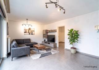 Dit moderne appartement, gebouwd in 2012, bevindt zich op een uitstekende locatie in Waregem, op wandelafstand van het centrum. Winkels, scholen en openbaar vervoer zijn vlot bereikbaar.<br />Het appartement is gelegen op de eerste verdieping en is toegankelijk via de lift of trap.<br /><br />INDELING:<br />Bij het binnenkomen is er een inkomhal met een apart gastentoilet. De ruime en lichtrijke woonkamer geniet dankzij de grote raampartijen van aangename natuurlijke lichtinval en sluit naadloos aan op de volledig geïnstalleerde open keuken. Aansluitend bevindt zich een praktische berging/wasberging.<br />Het appartement heeft één ruime slaapkamer, met aansluitende badkamer voorzien van een bad/douche en wastafel.<br />Daarnaast beschikt het appartement over een aangenaam terras met zicht op de binnentuin. <br /><br />Een ondergrondse autostaanplaats en private berging zijn verplicht bij aan te kopen (25.000 euro)<br /><br />Het appartement is momenteel verhuurd. De huurovereenkomst kan worden opgezegd, rekening houdend met de geldende opzegtermijn van zes maanden.<br /><br />Ben je op zoek naar een comfortabel appartement op een toplocatie in Waregem of naar een interessante investering? Plan dan vandaag nog jouw bezoek in!<br /><br />ref.: LS/26093/TK<br />UC: 20241126-0003448137-RES-1