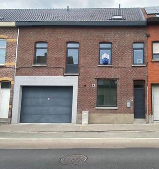 Bij het binnengaan van de woning komt men in de Inkom met een gelijkvloerse bureelruimte. Vervolgens is er een berging aanwezig voor het plaatsen van een wasmachine, opbergruimte. Van hieruit kan je ook naar de ruime tuin. <br /><br />Een vaste trap brengt ons naar het leefgedeelte. Een compleet geïnstalleerde keuken met voldoende plaats voor een eettafel. Leefruimte, aparte TV hoek, strijkkamer/bureel en badkamer. De badkamer is voorzien van dubbele wastafel en douche. <br /><br />Er zijn 3 zeer ruime slaapkamers.<br /> <br />De tuin bestaat uit een aangelegd terras, autostaanplaats en ‘achterinkom’ naar de woonst (met was en droogkast-voorziening).<br /><br />PLUSPUNTEN:<br />+ energiezuinig<br />+ aangename tuin<br />+ autostaanplaats voorzien