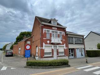 Pal in het dorp van Ramsel gelegen ruime projectgrond (6% btw) van maar liefst 16a 26ca. Vooraan appartementen mogelijk, langs Schoolstraat...