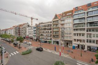 <strong>Residentie Daphne</strong><br /><br />Dit charmante 1‑slaapkamerappartement bevindt zich op de derde verdieping van de residentie Daphne op de geliefde Lippenslaan. Het appartement beschikt over een zonnig balkon aan de voorzijde met een prachtig, open zicht over de laan.<br /><br />De indeling is als volgt: een ruime nachthal met ingebouwde vestiairekast, een afzonderlijk gastentoilet, een lichtrijke woonkamer met aansluitend balkon, een praktische keuken, en een comfortabele slaapkamer met ingebouwd lavabomeubel en ligbad. In de slaapkamer zijn bovendien handige inbouwkasten voorzien.<br /><br />Extra troeven zijn de privatieve kelderberging en de gemeenschappelijke fietsenberging in het gebouw.<br /><br />Voelt dit gezellige appartement als jouw nieuwe thuis, aarzel dan niet om contact op te nemen.<br /><em>Ref: A748</em>