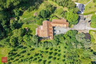 Bestaande uit 4 vergaderruimten van ca. 120m², keukens, bergingen, kelder, dubbele garage, bos, tuin en parking. Appartement met living, keuken,...