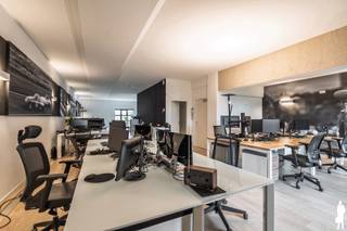 <p><span><strong>Huurprijs: 1.860 EUR per maand<br />+ 140 EUR per maand voor de twee ondergrondse autostaanplaatsen<br />Huurwaarborg = 3 maanden huur<br />Beschikbaar: 01/02/2026<br /></strong></span><br /><br /><span>Beschrijving van het kantoor:<br /></span><br />In het karaktervolle gebouw Residentie “Rivale”, het voormalige kantoorgebouw en pakhuis van de Ancofabriek, wordt dit instapklare kantoor met een oppervlakte van 137,9 m² en een ruim terras van 15 m², gelegen op de vierde verdieping. De ruimte is praktisch ingedeeld en beschikt over een aparte vergaderzaal, een afzonderlijke keuken en een apart toilet, wat zorgt voor extra comfort en functionaliteit. <br /><br />Dankzij de grote raampartijen met dubbel isolerende beglazing geniet het kantoor van veel natuurlijk licht en een aangename werkomgeving. Daarnaast zijn er twee ondergrondse autostaanplaatsen verplicht bij te huren aan 140 EUR per maand, met bovendien de mogelijkheid tot elektrisch opladen.<br /><br /><span>Bijzonderheden: </span><br />- Ruim terras van ca. 15 m²<br />- Aparte vergaderzaal<br />- Afzonderlijke keuken<br />- Twee ondergrondse autostaanplaatsen met mogelijkheid tot elektrisch opladen<br />- Voldoende parkeergelegenheid in de omgeving<br />- Nabij winkels en openbaar vervoer</p>