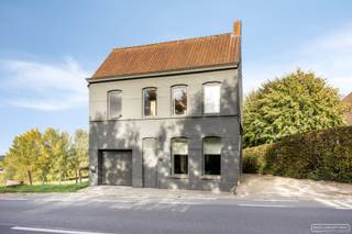 <p>Gelegen te Edelareberg 22 in Oudenaarde vindt u deze woning met drie slaapkamers, een inpandige garage en een verrassend ruime indeling. De extra woonkamer/bureau op de eerste verdieping met prachtig zicht en de grote berging bieden heel wat mogelijkheden voor wie op zoek is naar voldoende leef- en opbergruimte.</p>

<h3>Gelijkvloers</h3>

<p>Via de inkom betreedt u de ruime leefruimte, waar plaats is voor een gezellige zithoek met houtcasette en een eetgedeelte. Aansluitend bevindt zich de afzonderlijke keuken. Verder beschikt het gelijkvloers over een inpandige garage, een gang met apart toilet en een ruime berging met plaats voor wasvoorzieningen en extra opslag.</p>

<h3>Eerste verdieping</h3>

<p>Op de eerste verdieping bevinden zich drie slaapkamers. De badkamer is voorzien van een ligbad, een douche en een dubbele wastafel. Er is ook een afzonderlijk toilet. Een bijkomende woonkamer vormt een mooie aanvulling op de leefruimte beneden en kan naar eigen behoefte worden ingericht als ontspanningsruimte, hobbykamer of bureau.</p>

<h3>Ligging</h3>

<p>De woning ligt in Edelare, een deelgemeente van Oudenaarde, in de Vlaamse Ardennen. De ligging langs de N8 biedt een rechtstreekse verbinding richting Oudenaarde en Brakel. Tegelijk vormt de omgeving een fijne uitvalsbasis voor wandelingen en fietstochten door het glooiende landschap, onder meer in de omgeving van Kerselare.<br /><br />Zoekt u een woning met drie slaapkamers, een garage, extra ruimte om uw woonwensen vorm te geven en vooral een prachtig zicht?</p>

<h3><em>Interesse? Schrijf je in voor het bezoekmoment!<br />Schrijf je in voor het bezoekmoment van 27/10 via de zwarte knop "maak een afspraak" op onze website.</em></h3>

<p><br />Voor meer info contacteer Martijn via 0470/629568 of martijn@maesconceptimmo.be</p>
