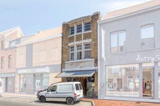 This versatile building is located in a commercial shopping street and has a spacious commercial area of approximately 240 m². Thanks to its practical layout, it is ideal for a practice space, liberal profession or other commercial activities.<br /><br />This property also offers interesting opportunities for investors. With the necessary permits, the building can be converted into two apartments.<br /><br />Layout:<br /><br />Ground floor:<br />Spacious commercial space, currently converted into a jewelry store.<br />Several separate spaces that can be arranged flexibly.<br />Kitchenette. Sanitary facilities. Archive and storage spaces.<br /><br />Outside: pleasant city course/garden.<br /><br />First floor:<br />Apartment with bright living space and open kitchen.<br />Bathroom - Two Bedrooms<br /><br />Second floor:<br />Spacious attic with extra storage options or potential for further furnishing.<br /><br />The property also has a basement.<br /><br />A property with an excellent commercial location and various uses, both for personal use and investment.<br /><br />Register of measures: no