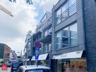 Bestaande uit een inkomhall, living (parket), ingerichte keuken met berging, 2 slaapkamers, badkamer en inclusief bovengrondse garagebox