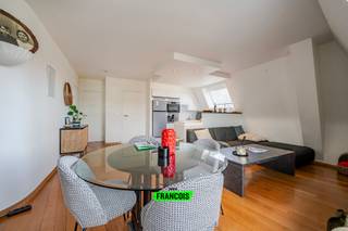 Welkom in het kloppende hart van Oostende, waar de geur van de zee en het geroezemoes van de stad samenkomen. Op Vissersplein 2/5C ontdek je een gezellig appartement van 66 m² dat barst van het potentieel. Of je nu droomt van een vaste woonst, een vakantieverblijf of een slimme investering: hier zit je goed.<br /><br />Gelegen in een gebouw uit 1990, straalt dit appartement charme én degelijkheid uit. Doorheen de jaren werd het liefdevol onderhouden, en dat voel je vanaf het moment dat je binnenstapt. De vloeren zijn een speelse mix van tegel, parket en laminaat, wat elke ruimte zijn eigen sfeer geeft. Dankzij de dubbele beglazing met houten ramen geniet je van rust en warmte, zelfs midden in de stad.<br /><br />En het comfort stopt daar niet. Het appartement is goed geïsoleerd, waardoor je ook op koude dagen gezellig binnen zit. De elektrische verwarming zorgt voor eenvoudige controle over je energieverbruik – ideaal voor wie houdt van flexibiliteit.<br /><br />De ligging? Die is gewoon top. Je zit pal aan het levendige Vissersplein: vlak bij winkels, horeca, cultuur én natuurlijk... het strand 🌅. Hier leef je met je voeten in het zand en je hart in de stad.