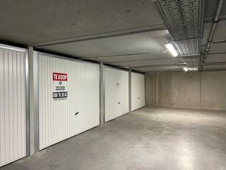 Deze garagebox is gelegen in de recente residentie Green C, de residentie bevindt zich vlakbij het centrum. De garage beschikt over een laadpaal.