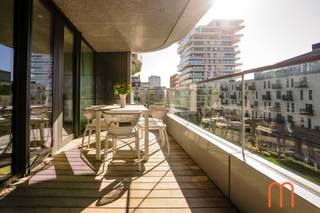 Dans le prestigieux quartier d'Oosteroever, nous proposons à la vente ce <strong>magnifique appartement haut de gamme</strong> en bord de mer. Situé <strong>au 3ième étage</strong> de l'élégante résidence Ensor Tower II (année de construction 2023), cet appartement allie luxe, confort et efficacité énergétique à un emplacement unique à proximité de la plage, de la mer et du port.<br />Avec une surface habitable de <strong>120 m²</strong> et une terrasse spacieuse et ensoleillée de <strong>23 m²</strong>, vous profitez ici d'une qualité de vie exceptionnelle sur la côte belge.<br /><br /><strong>Aménagement : espace, lumière et luxe</strong><br />Dès votre arrivée, vous êtes accueilli dans un hall d'entrée spacieux avec toilettes pour invités. Le <strong>salon lumineux</strong> offre un espace de vie ouvert et agréable avec un accès direct à la <strong>terrasse ensoleillée à l'avant</strong>, idéale pour profiter de l'air marin et de la vue agréable.<br />La <strong>cuisine ouverte luxueuse</strong> est équipée de matériaux de haute qualité et d'appareils modernes, parfaite pour ceux qui aiment cuisiner avec style et prendre leurs repas dans une ambiance chaleureuse. À côté se trouve un grand débarras.<br /><br /><strong>Deux chambres avec accès à la terrasse</strong><br />Cet appartement dispose de deux chambres à coucher à part entière :
<ul>
	<li><strong>Chambre principale</strong> avec placards intégrés et salle de bains élégante équipée d'une douche à l'italienne, d'un double lavabo et de toilettes.</li>
	<li><strong>Deuxième chambre</strong> avec salle de douche privée, idéale pour les invités ou la famille.</li>
</ul>
Les deux chambres donnent directement sur la grande terrasse, ce qui offre une expérience intérieure-extérieure unique et un apport de lumière supplémentaire.<br /><br /><strong>Habitat économe en énergie et tourné vers l'avenir</strong><br />Cet appartement récent (2023) répond aux normes actuelles en matière d'efficacité énergétique :
<ul>
	<li>Label <strong>EPC A</strong></li>
	<li><strong>Chauffage au sol</strong> via <strong>raccordement au réseau de chaleur</strong></li>
	<li>Revenu cadastral de l'appartement : € 1.168</li>
</ul>
Grâce aux techniques durables, vous bénéficiez d'un confort de vie optimal avec une faible consommation d'énergie.<br /><br /><strong>Atouts supplémentaires</strong>

<ul>
	<li>Possibilité d'acheter une <strong>place de parking (n° 8) sous la résidence</strong></li>
	<li>Finitions de haute qualité et prêt à emménager</li>
	<li>Idéal comme résidence principale, résidence secondaire ou investissement en bord de mer</li>
	<li>Possibilité de reprendre l'ensemble de l'aménagement de bon goût</li>
</ul>
<br /><strong>Investir dans l'immobilier en bord de mer</strong><br />Vivre à Oosteroever, c'est opter pour le calme, une architecture moderne et une ambiance maritime exclusive, tout en étant à proximité des commerces, des restaurants et de la vie urbaine animée.<br />Vous recherchez un <strong>appartement de luxe à vendre à Ostende, en bord de mer,</strong> avec terrasse, deux chambres et des finitions haut de gamme ? Alors cette propriété exceptionnelle vaut vraiment le détour.