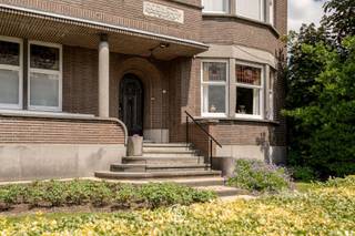 Deze karaktervolle woning, gelegen op een perceel van 1.500 m², biedt uitzonderlijk veel ruimte en authenticiteit. <br /><br />U komt de woning binnen via de lichtrijke inkom met traphal en u vindt enerzijds een gezellige zithoek en anderzijds een eerste grote lichtrijke leefruimte met aanpalend een bar/bureau. Deze staat in verbinding met de geriefelijke keuken en een 2de grote leefruimte. Op het 1ste verdiep bevinden zich 4 ruime slaapkamers, waarvan een met badkamer ensuite, een berging en de badkamer. Grote zolder die nog extra mogelijkheden biedt. Volledig onderkelderd (garages, berging, wasplaats, wijnkelder en stookruimte).<br /><br />Extra troeven <br />- Mogelijkheid om extra stuk bouwgrond aan te kopen van 1290 m2<br />- Perfect onderhouden <br />- Volledig onderkelderd <br />- Enorme zolder met potentieel<br />- Mogelijkheden voor vrije beroepers <br /><br />Kortom, een unieke kans om uw droomwoning te realiseren in het hartje van Ingooigem.