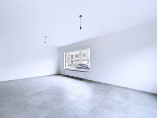 Het gelijkvloers appartement is voorzien van een gedeelde inkomhal, badkamer, 3 slaapkamers, woonkamer met open keuken en een garage.Gelijkvloers:- ruime leefruimte met open keuken (ca. 38m²) op tegelvloer. Keuken voorzien van koelkast met vriesvak, spoelbak, oven, keramisch kookvuur met dampkap en voldoende bergruimte- 3 volwaardige slaapkamers (ca. 12, 7 en 7m²)- badkamer met douche, wastafel en aansluiting voor wasmachine/droogkast (enkel condensatie) (ca. 4m²)- toilet- garage (15m²)Bijzonderheden:- gerenoveerd in 2026- provisie van €70 p/m- EPC: 125 kWh/m² - onmiddenlijk beschikbaar!(ver-)Kopen of (ver-)huren in regio Wuustwezel/Brecht/Hoogstraten?Met vragen kan u altijd bij ons terecht!Dewaele vastgoed met advies.