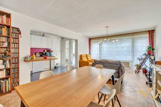 In Vorst, Zevenbunderslaan 107, op een boogscheut van HOOGTE 100, stellen wij u dit mooie en lichtrijke appartement voor van 92 m² (EPB), gelegen op de eerste verdieping van een gebouw met 5 verdiepingen. Het appartement bestaat uit een aangename leefruimte van ±30 m² met een half uitgeruste open keuken (kookplaat, dampkap, vaatwasser), wat zorgt voor een open en gezellige leefomgeving.  Verder beschikt het over twee comfortabele slaapkamers van 14 m² en 12 m², een badkamer met ligbad en lavabo, en een apart toilet.<br />Een berging met aansluitingen voor wasmachine en droogkast vervolledigt het geheel. Aan de voorzijde is er een klein balkon, en aan de achterzijde een terras met noordwestelijke oriëntatie, ideaal om in alle rust van het einde van de dag te genieten. Overal dubbele beglazing (alu/PVC), conforme elektriciteit en een privatieve kelder. EPB C (geen renovatiewerken nodig). Maandelijkse lasten ±400 €, inclusief verwarming, water, syndic, gebouwverzekering, lift, schoonmaak, en reserve- en werkkapitaalfonds. Onroerende voorheffing: 1.811 €. Ideale ligging nabij openbaar vervoer, winkels, scholen en belangrijke invalswegen, in een rustige en residentiële omgeving. Onmiddellijk bewoonbaar – IDEAAL VOOR IEDEREEN. Een berging met aansluitingen voor wasmachine en droogkast vervolledigt het geheel. Aan de voorzijde is er een klein balkon, en aan de achterzijde een terras met noordwestelijke oriëntatie, ideaal om in alle rust van het einde van de dag te genieten. Overal dubbele beglazing (alu/PVC), conforme elektriciteit en een privatieve kelder. EPB C (geen renovatiewerken nodig). Maandelijkse lasten ±400 €, inclusief verwarming, water, syndic, gebouwverzekering, lift, schoonmaak, en reserve- en werkkapitaalfonds. Onroerende voorheffing: 1.811 €. Ideale ligging nabij openbaar vervoer, winkels, scholen en belangrijke invalswegen, in een rustige en residentiële omgeving. Onmiddellijk bewoonbaar – IDEAAL VOOR IEDEREEN.