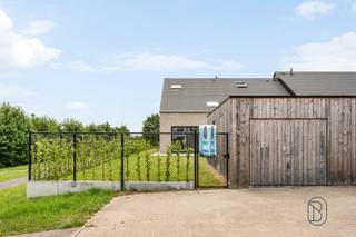 Ontdek deze instapklare en recent gebouwde halfopen woning die ruimte, licht en comfort perfect combineert.<br /><br />Op het gelijkvloers verwelkomt de ruime inkomhal met apart gastentoilet u in de woning. De lichtrijke leefruimte met open, volledig uitgeruste keuken vormt het hart van het huis en biedt een aangename connectie met de tuin. Aansluitend bevindt zich een handige berging.<br /><br />De eerste verdieping beschikt over 3 ruime slaapkamers, een apart toilet en een volledig geïnstalleerde badkamer. Op de tweede verdieping vindt u een polyvalente ruimte die perfect dienst kan doen als 4e slaapkamer, bureau of hobbykamer.<br /><br />Buiten geniet u van een leuke tuin en beschikt de woning bovendien over een garage.<br /><br />Een ideale gezinswoning voor wie op zoek is naar hedendaags wooncomfort, ruimte en een praktische indeling!<br /><br />De woning wordt verkocht onder REGISTRATIE!<br /><br />Meer info of plan je bezoek via denis@immobeguin.be of www.immobeguin.be