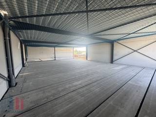 Nouvelle unité PME à vendre d'une superficie de 432 m² avec 216 m² d'espace de bureau et 7 places de parking privatives.L'entrepôt fait partie du...