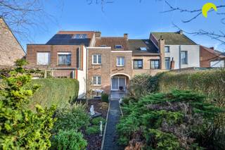 Op wandelafstand van het centrum van Kontich bieden wij u deze instapklare gezinswoning (158m²) aan met 3 ruime slaapkamers. De woning werd in...