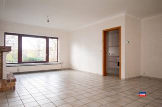 <p><span>HOBOKEN | ZEER RUSTIG GELEGEN APPARTEMENT MET TWEE SLAAPKAMERS EN TERRAS | EPC B | </span></p><p><span>Dit appartement is gelegen in een doodlopende straat op een boogscheut van het centrum van Hoboken. Het beschikt over twee ruime slaapkamers, waarvan één toegang verleent tot een mooi terras.</span></p><p><span>Indeling als volgt : inkomhal met gastentoilet en vestiairekast - ruime leefruimte op tegel - volledig geïnstalleerde keuken - badkamer met ligbad/douche en wastafel - twee slaapkamers - terras met bergkast - grote private kelderberging.</span></p><p><span>De maandelijkse kosten bedragen ca. 140 EURO per maand (incl. water, syndicus, blokpolis, minuterie, ...)</span></p><p><span>(OPTIONEEL: Achterliggende garagebox aan te kopen aan 25.000 EURO)</span></p>