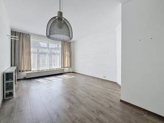 Het appartement is gelegen in de Paleisstraat op het gegeerde Antwerpen-Zuid. Nabij winkels, openbaar vervoer, restaurants,...Tweede verdieping...