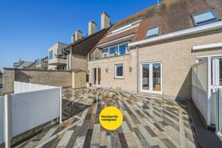 In het hart van Oudenburg bevindt zich dit verzorgd 2-slaapkamerappartement met een uitzonderlijk groot en zongericht terras van maar liefst 63 m². Een echte buitenoase midden in het centrum, ideaal om in alle rust van de zon te genieten.<br /><br />Het appartement is gelegen in een gebouw van 1996 en beschikt over een bruikbare vloeroppervlakte van 96 m². <br /><br />Bij het betreden van het appartement kom je in de inkomhal met een apart gastentoilet en lavabo. De ruime en lichtrijke leefruimte is afgewerkt met een tegelvloer en beschikt over videofonie en een schouw met elektrische kachel. Aansluitend bevindt zich de open keuken, die praktisch is ingericht met een granieten werkblad, elektrische kookplaat, dubbele spoelbak, vaatwasmachine, combi-oven en frigo.<br /><br />Verder is er een berging/wasplaats met aansluiting voor de wasmachine, boiler en zekeringskast. Via de nachthal bereik je de twee slaapkamers, die beide toegang geven tot het ruime terras. De badkamer is uitgerust met een ligbad, douchecabine en een dubbele lavabo met meubel.<br /><br />Dankzij de centrale ligging, het grote zonneterras en de twee volwaardige slaapkamers is dit appartement bijzonder geschikt als eigen woonst of als interessante investering!<br /><br />Interesse? Contacteer ons en plan uw bezoek in!