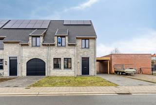 Landelijke halfopen nieuwbouwwoning op 310m2 met westelijke tuin, grote oprit en carport. Op het gelijkvloers is er een inkom met gastentoilet, een ruime en lichtrijke woonkamer met open keuken en praktische berg/wasplaats. Op de eerste verdieping zijn er 3 slaapkamers, een dressing en een badkamer met bad en douche. De praktische zolder is toegankelijk met volwaardige trap. zo kan u deze gebruiken als bureau, 4 de slaapkamer of praktische extra berging. de woning is volledig af en onmiddellijk instapklaar. Bezoekje? 0497 588 888 of contact@huysmanbouw.be