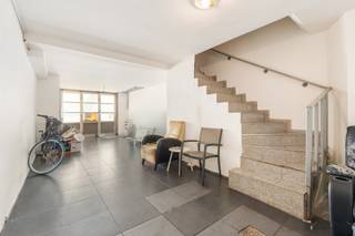 <p><span>Ruim appartement van 146 m² met 3 slaapkamers in Brecht</span></p><p><span> </span></p><p><span> </span></p><p><span>Nabij het centrum van Brecht bevindt zich dit ruime appartement van maar liefst 146 m² op de eerste verdieping. Dankzij de royale leefruimte, drie slaapkamers en het balkon biedt het appartement heel wat ruimte en mogelijkheden.</span></p><p><span> </span></p><p><span>Indeling:</span></p><p><span> </span></p><p><span>Via de gemeenschappelijke traphal bereiken we de inkomhal van het appartement.</span></p><p><span>Aan de achterzijde bevinden zich twee ruime slaapkamers met toegang tot het terras. Daarnaast is er nog een aparte ruimte die perfect kan worden ingericht als extra slaapkamer, bureau of hobbyruimte.</span></p><p><span>Verder beschikt het appartement over een derde slaapkamer en een badkamer uitgerust met douche, dubbele wastafel en toilet.</span></p><p><span>Aan de voorzijde bevindt zich de bijzonder ruime en lichtrijke woon- en eetkamer, met aansluitend de keuken.</span></p><p><span> </span></p><p><span>Troeven:</span></p><ul><li><span>Zeer ruim appartement van 146 m²</span></li><li><span>3 slaapkamers + extra multifunctionele ruimte</span></li><li><span>Ruim terras</span></li><li><span>Ruime woon- en eetkamer</span></li><li><span>Strategische ligging nabij het centrum van Brecht</span></li><li><span>EPC: 344 kWh/(m²/jaar) – label D</span></li><li><span>Interessant voor zowel eigen bewoning als investering</span></li><li><span>Mogelijkheid om ook de commerciële gelijkvloerse ruimte en het appartement met één slaapkamer in hetzelfde gebouw aan te kopen</span></li></ul><p><span> </span></p><p><span>Een ruim en veelzijdig appartement op een uitstekende locatie in Brecht, met interessante mogelijkheden voor zowel particuliere kopers als investeerders.</span></p><p><span>Interesse? </span></p><p><span> </span></p><p><span>Contacteer ons vandaag nog voor meer informatie of plan meteen uw bezoek in.</span></p><p><span> </span></p>