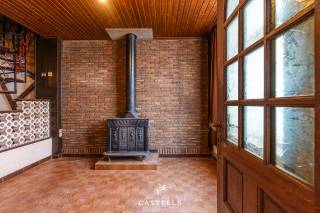 Bent u op zoek naar een renovatieproject met tal van mogelijkheden? Dan is deze volledig te renoveren stadswoning met buitenruimte in de Hamerstraat te Gent misschien wel de opportuniteit waar u naar op zoek bent.<br /><br />Gelegen op korte afstand van het bruisende stadscentrum, biedt deze woning een uitstekende uitvalsbasis. Winkels, openbaar vervoer, scholen en horecazaken bevinden zich in de nabije omgeving, terwijl ook belangrijke invalswegen vlot bereikbaar zijn.<br /><br />De woning dient volledig gerenoveerd te worden, waardoor u de kans krijgt om ze volledig naar eigen smaak en wensen in te richten. Of u nu droomt van een karaktervolle gezinswoning, een stijlvolle stadswoning of een interessante investering, dit pand vormt de ideale basis om uw woonproject te realiseren.<br /><br />Dankzij de aantrekkelijke ligging biedt deze eigendom een groot potentieel voor wie de handen uit de mouwen wil steken en waarde wil creëren.<br /><br />Bent u klaar om deze woning nieuw leven in te blazen? Neem vandaag nog contact met ons op voor meer informatie of een bezoek ter plaatse en ontdek zelf de mogelijkheden die deze stadswoning te bieden heeft.