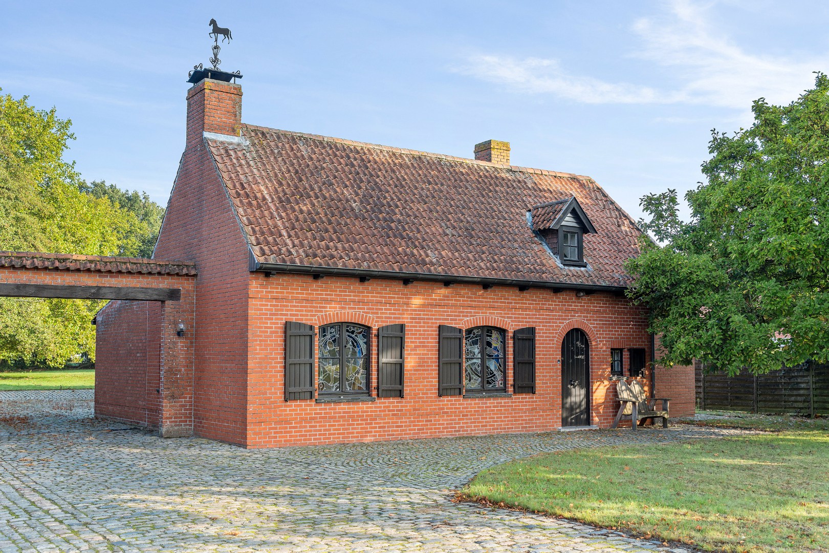 Karaktervolle hoeve met bijgebouwen en verzorgde tuin in Ledegem - foto 4